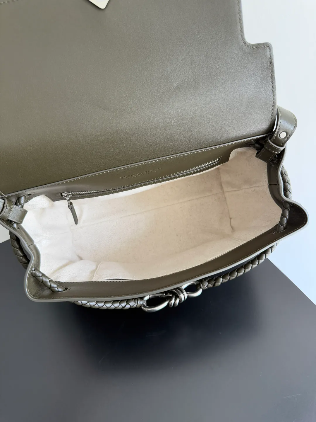 Batch 2460 BOTTEGA VENETA Bottega Veneta's 2025 new product for men ANDIAMO Bottega Veneta's main recommendation is undoubtedly the Andiamo small size. The first new favorite of the 2025 new product is a men's figure buckle bag. It can be seen that the designer has used many small ideas. The detachable crossbody strap is very convenient. It is convenient for elite office workers to reduce the burden on their hands when carrying work logs and office supplies. The interior is divided into two large compartments and a small zippered compartment. Unlike the women's model, the compartments here are not removable. The fixed large single layer also makes it easier to pack lightly when going out to work, and avoids the accumulation of too many small items. Style number: 815781 Size: 29*20*13cm